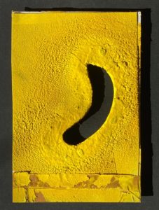 2348_Bananenschablone gelb_inventarisiert 2020_Spraylack auf Kunststoff und Pappe_26x17cm_WVZ_Nr 2348_1.100 Euro_gerahmt 1200 Euro